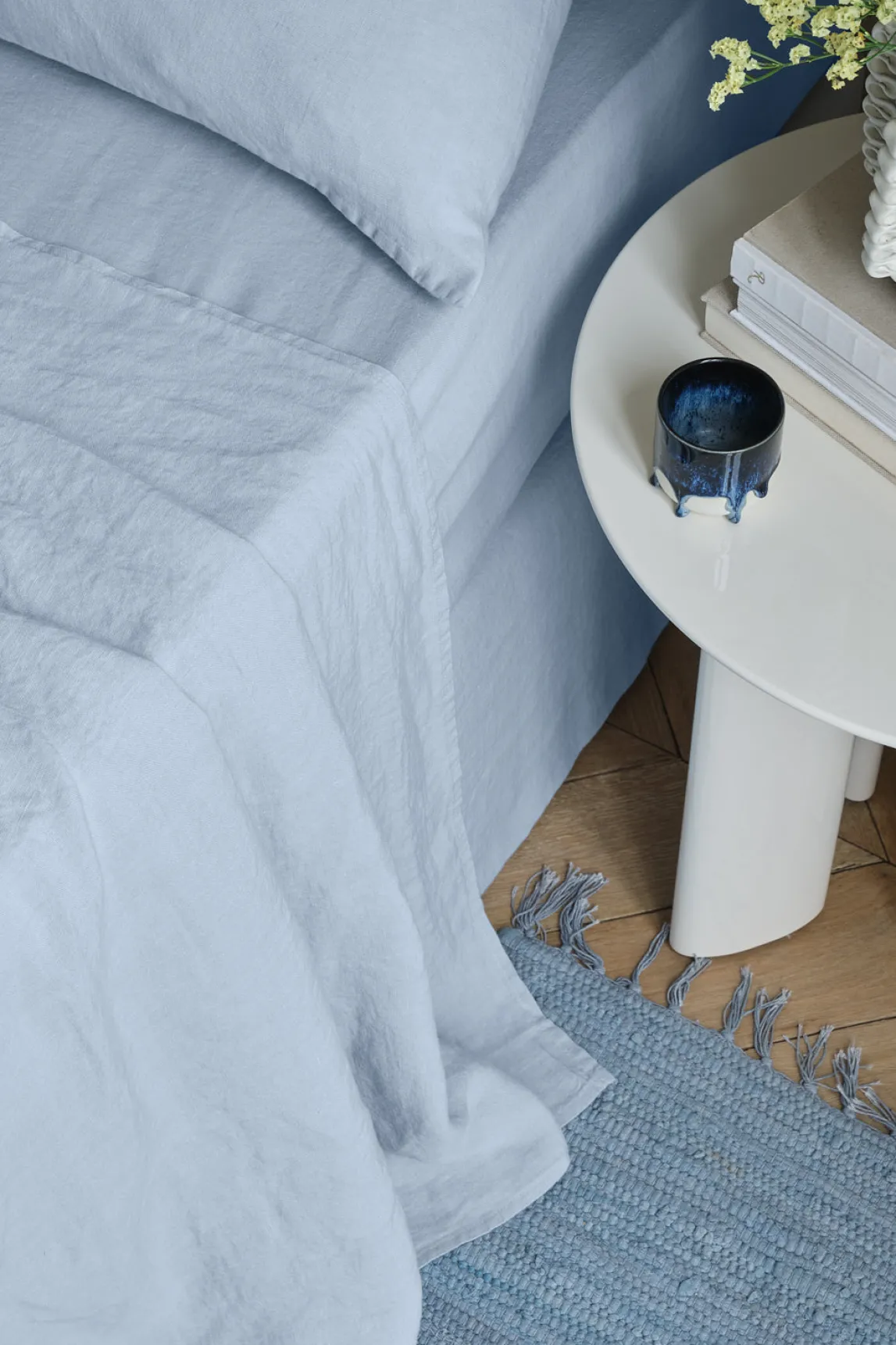 Flat washed linen sheet - sky blue